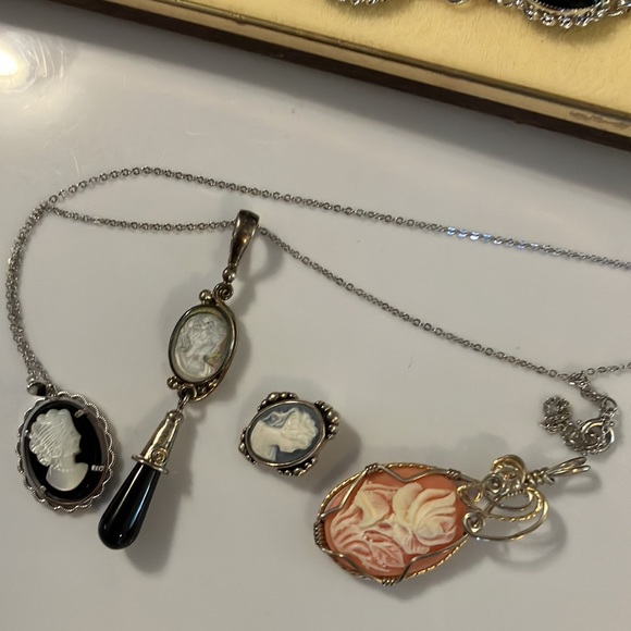 Beautiful lot of cameos, Jewelry, pendants, necklace, bracelet 1 earring missing - Picture 4 of 7